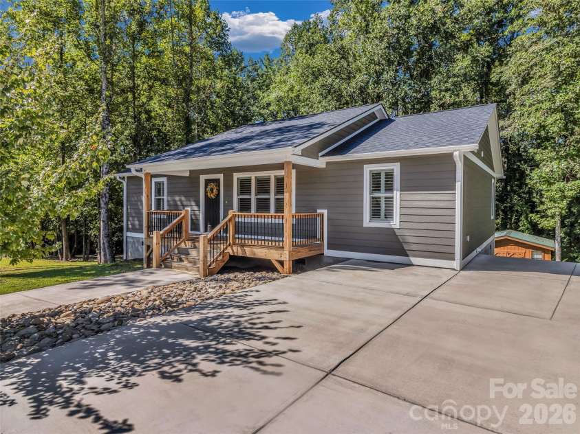 212 Walt Drive, Hendersonville, NC 28792.  MLS# CAR4299094, YatesRealty ID 7196. 