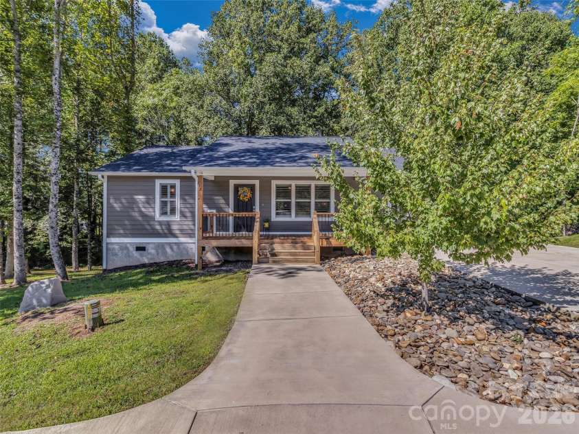 212 Walt Drive, Hendersonville, NC 28792.  MLS# CAR4299094, YatesRealty ID 7196. 