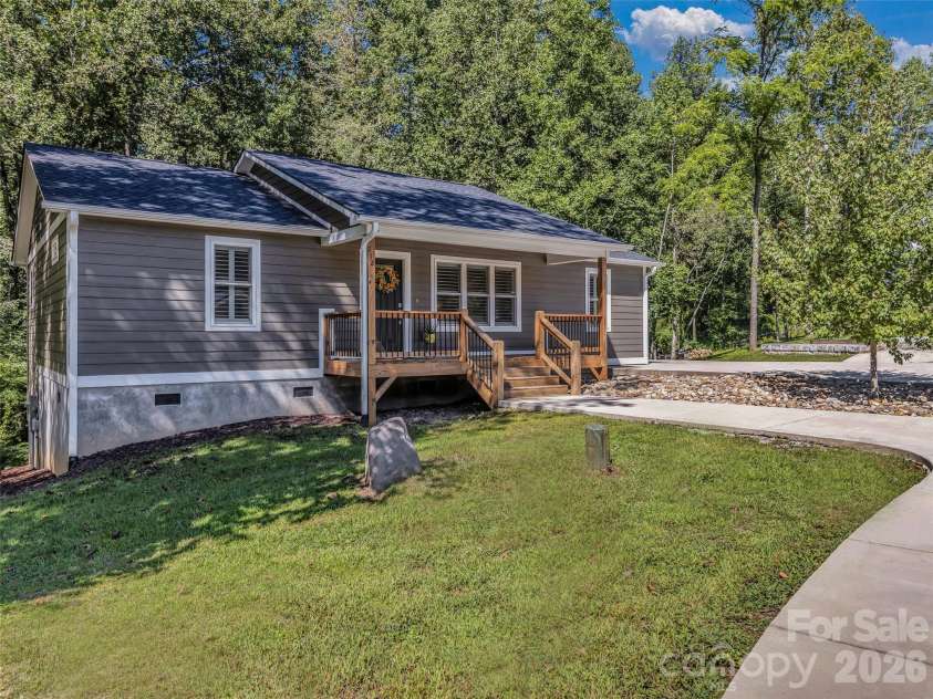 212 Walt Drive, Hendersonville, NC 28792.  MLS# CAR4299094, YatesRealty ID 7196. 