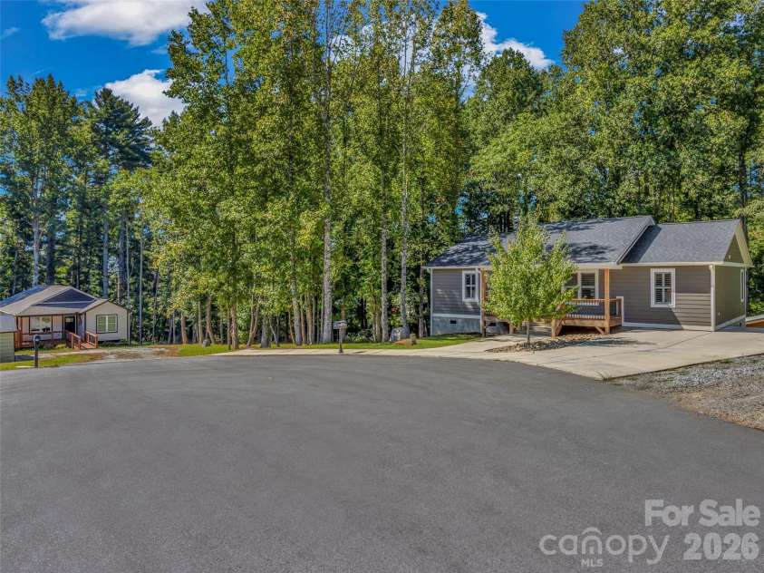 212 Walt Drive, Hendersonville, NC 28792.  MLS# CAR4299094, YatesRealty ID 7196. 