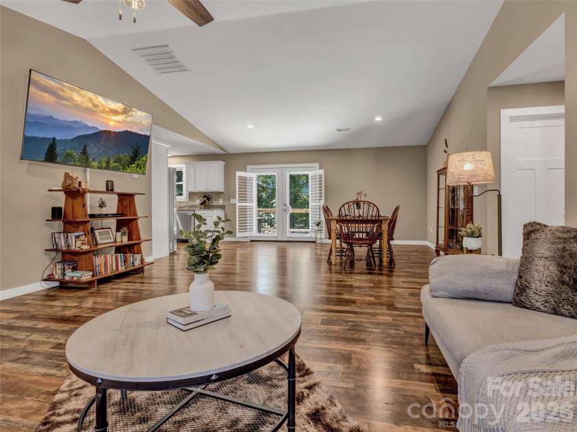 212 Walt Drive, Hendersonville, NC 28792.  MLS# CAR4299094, YatesRealty ID 7196. 