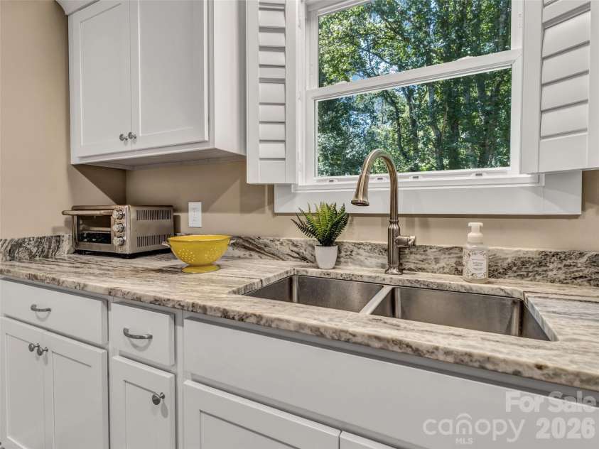212 Walt Drive, Hendersonville, NC 28792.  MLS# CAR4299094, YatesRealty ID 7196. 