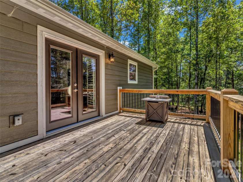 212 Walt Drive, Hendersonville, NC 28792.  MLS# CAR4299094, YatesRealty ID 7196. 