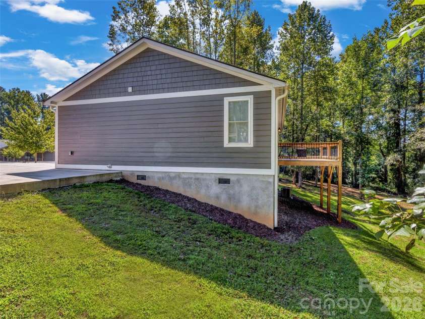 212 Walt Drive, Hendersonville, NC 28792.  MLS# CAR4299094, YatesRealty ID 7196. 