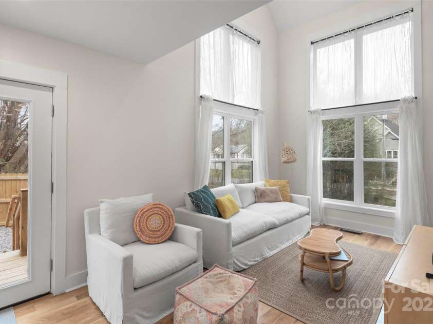 15 Hemlock Drive, Asheville, NC 28806.  MLS# CAR4232491, YatesRealty ID 7197. Open, light-filled living room