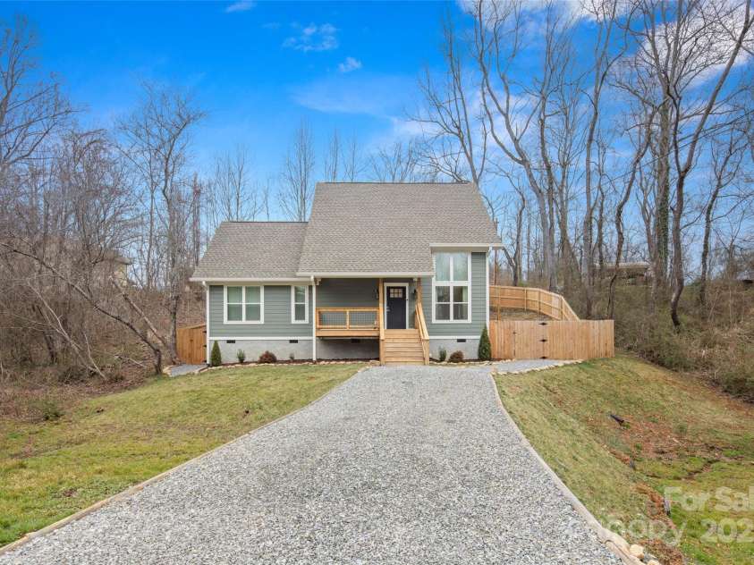 15 Hemlock Drive, Asheville, NC 28806.  MLS# CAR4232491, YatesRealty ID 7197. Welcome Home!