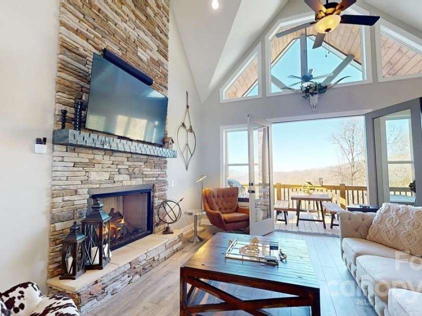 1105 Falls View Drive, Bryson City, NC 28713.  MLS# CAR4101979, YatesRealty ID 72. Inviting Great Room