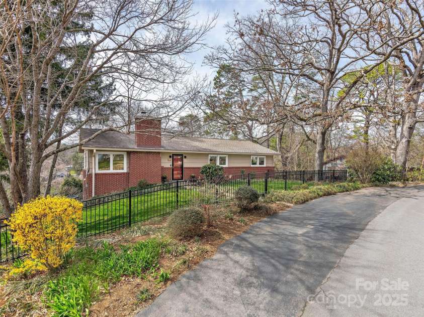 261 White Pine Drive, Asheville, NC 28805.  MLS# CAR4238315, YatesRealty ID 7204. 