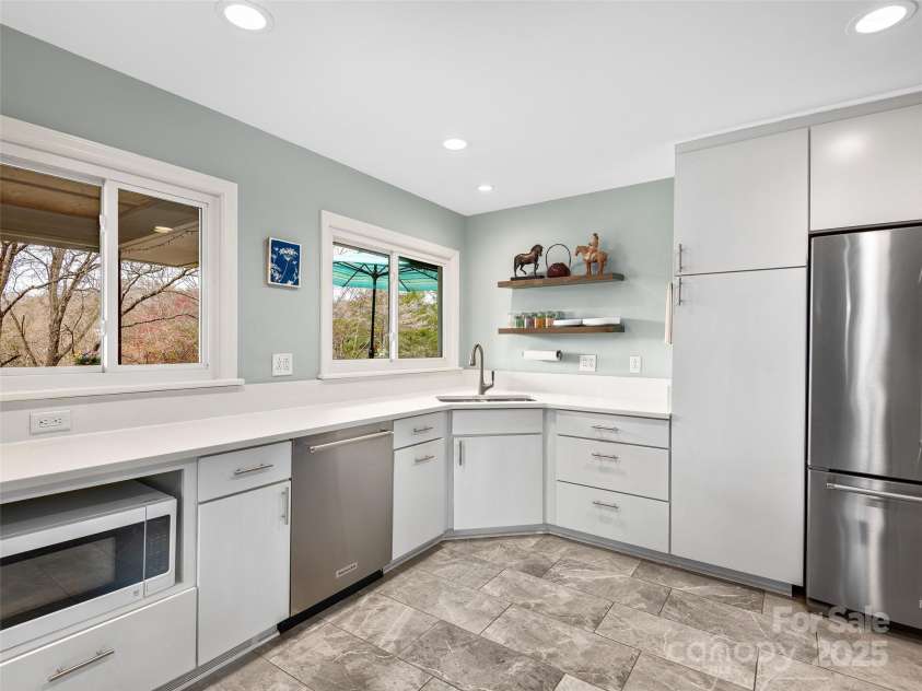 261 White Pine Drive, Asheville, NC 28805.  MLS# CAR4238315, YatesRealty ID 7204. 