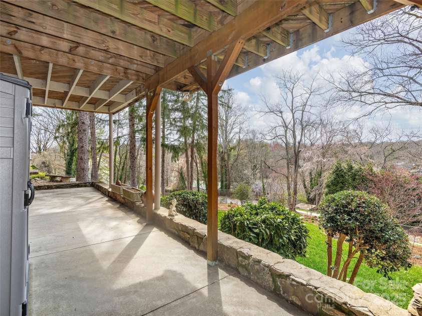 261 White Pine Drive, Asheville, NC 28805.  MLS# CAR4238315, YatesRealty ID 7204. 