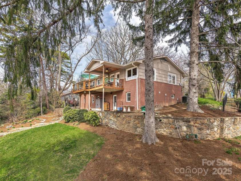 261 White Pine Drive, Asheville, NC 28805.  MLS# CAR4238315, YatesRealty ID 7204. 