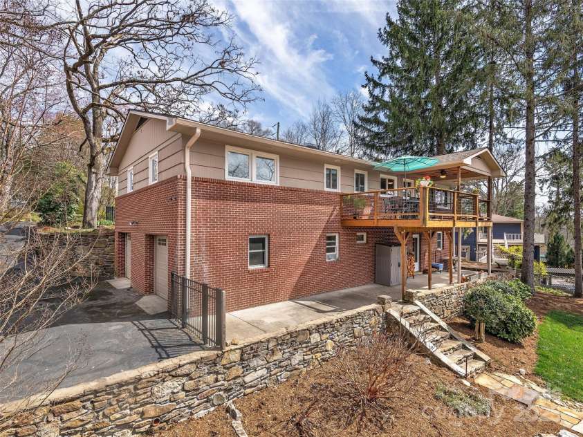 261 White Pine Drive, Asheville, NC 28805.  MLS# CAR4238315, YatesRealty ID 7204. 