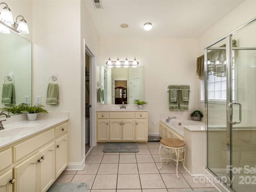 2713 Firethorn Court, Gastonia, NC 28056.  MLS# CAR4232566, YatesRealty ID 7206. Primary en suite bathroom