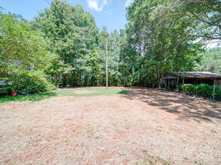 450 Cherry Street, Wadesboro, NC 28170.  MLS# CAR4174298, YatesRealty ID 7208. Large Yard