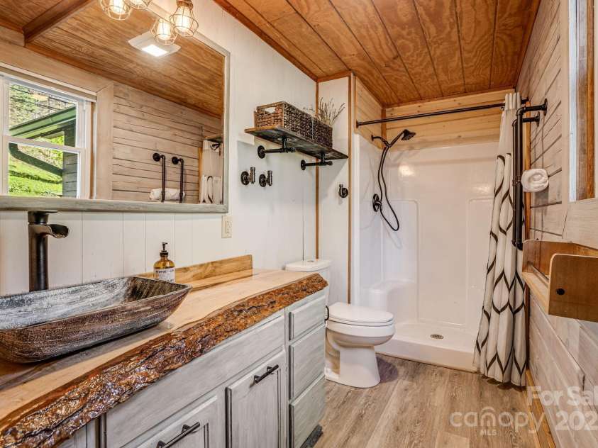 85 Woody Farm Road, Hot Springs, NC 28743.  MLS# CAR4248089, YatesRealty ID 7213. Primary ensuite bathroom