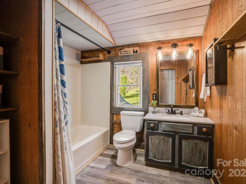 85 Woody Farm Road, Hot Springs, NC 28743.  MLS# CAR4248089, YatesRealty ID 7213. Upstairs bathroom