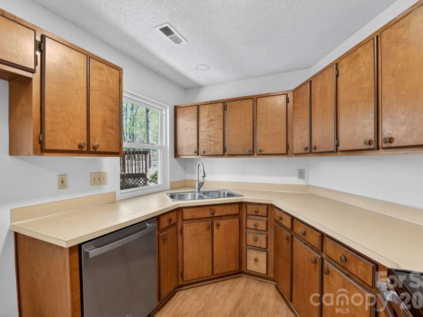 100 Steuben Drive, Huntersville, NC 28078.  MLS# CAR4363527, YatesRealty ID 7215. 