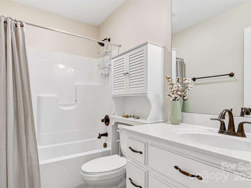 4198 Pickering Drive, Hickory, NC 28602.  MLS# CAR4144058, YatesRealty ID 7215. 
