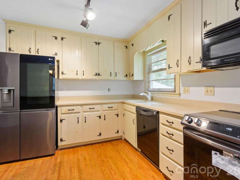 4215 Chelmsford Road, Charlotte, NC 28211.  MLS# CAR4363584, YatesRealty ID 7219. 