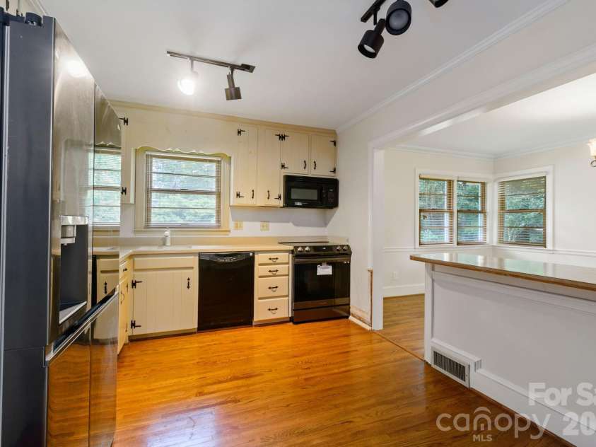 4215 Chelmsford Road, Charlotte, NC 28211.  MLS# CAR4363584, YatesRealty ID 7219. 