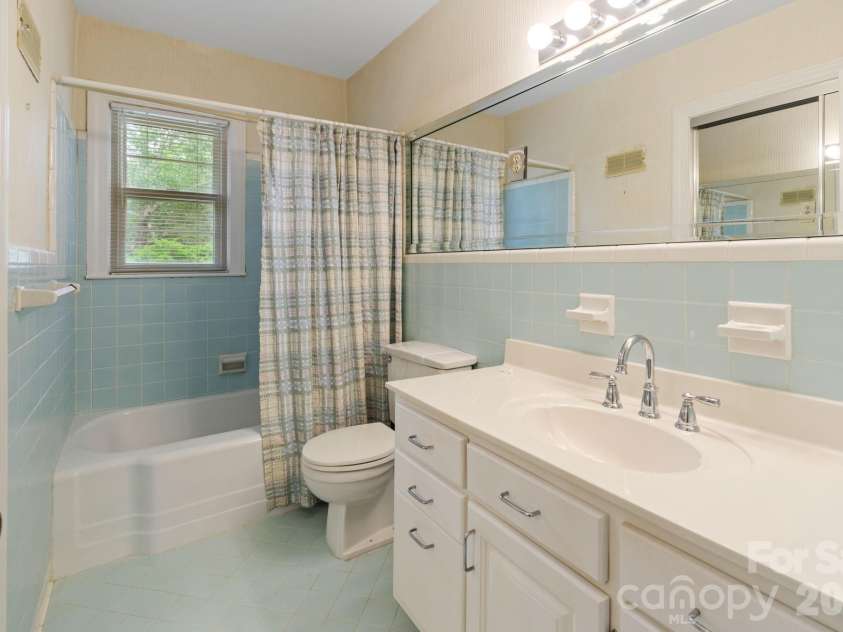4215 Chelmsford Road, Charlotte, NC 28211.  MLS# CAR4363584, YatesRealty ID 7219. 