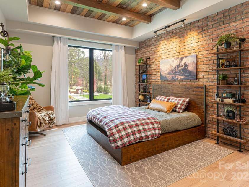 648 Shipman Parkway, Flat Rock, NC 28731.  MLS# CAR4248491, YatesRealty ID 7219. 