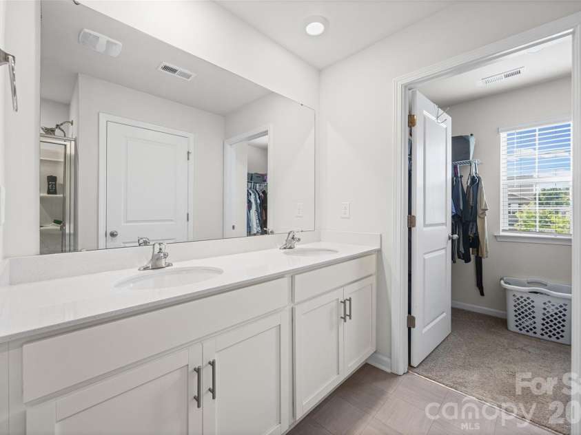 542 King Clover Lane, Clover, SC 29710.  MLS# CAR4395374, YatesRealty ID 7220. Owners Bath