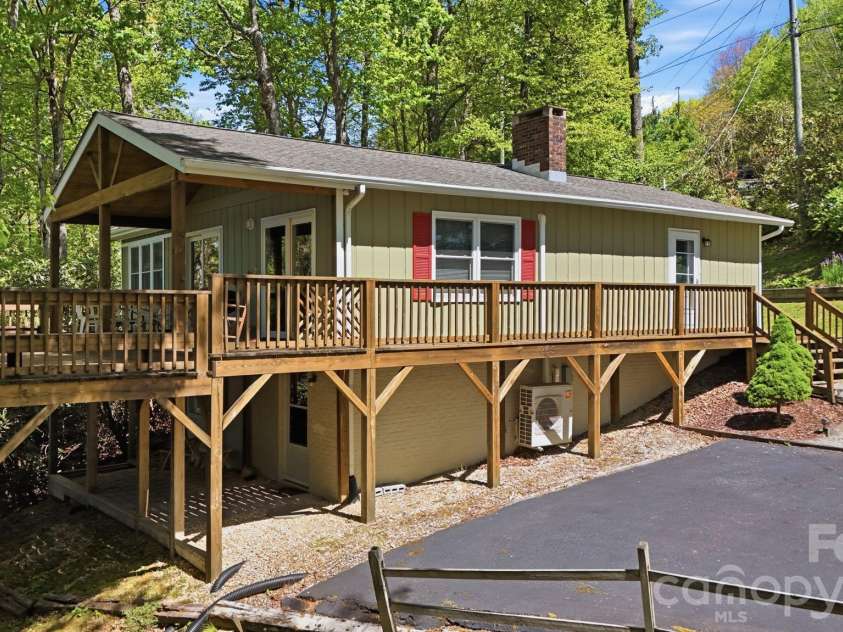 265 Dameron Drive, Blowing Rock, NC 28605.  MLS# CAR4325817, YatesRealty ID 7224. 