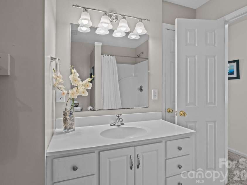 265 Dameron Drive, Blowing Rock, NC 28605.  MLS# CAR4325817, YatesRealty ID 7224. The ensuite primary bath is a true retreat.