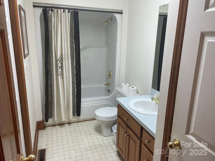 1300 Irish Potato Road, Concord, NC 28025.  MLS# CAR4244013, YatesRealty ID 7225. Hall Bath