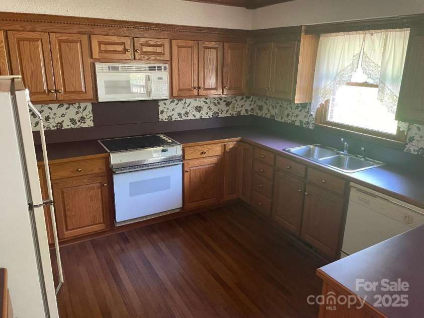 1300 Irish Potato Road, Concord, NC 28025.  MLS# CAR4244013, YatesRealty ID 7225. Kitchen - all appliances remain