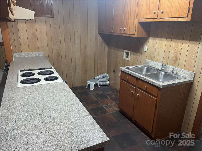 1300 Irish Potato Road, Concord, NC 28025.  MLS# CAR4244013, YatesRealty ID 7225. Kitchen/Laundry Downstairs