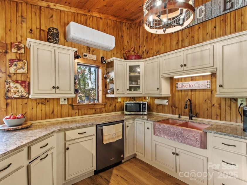 354 Big Ridge Road, Burnsville, NC 28714.  MLS# CAR4311834, YatesRealty ID 7226. 