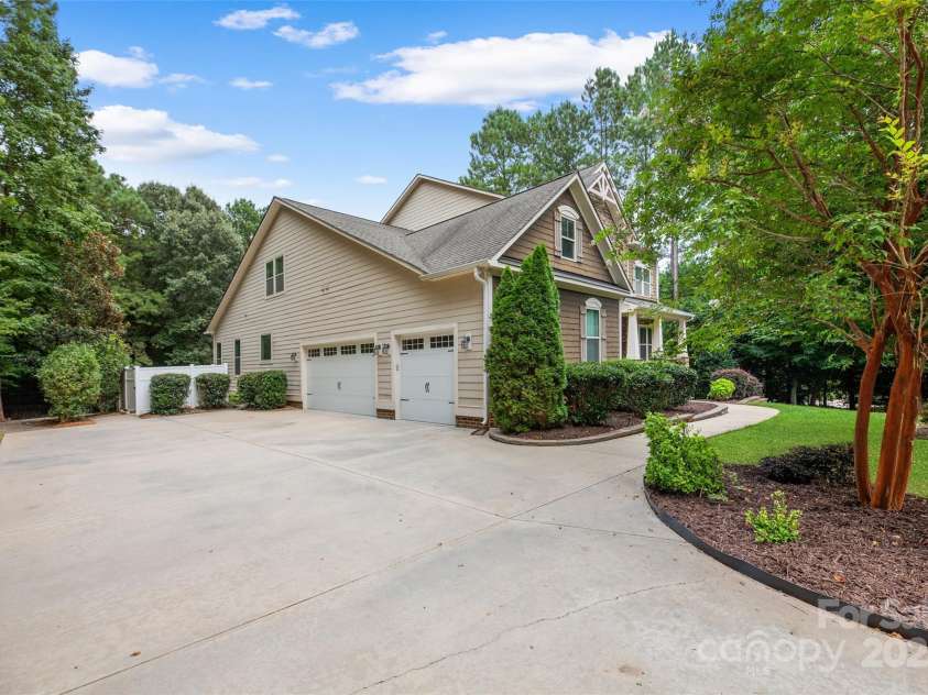 2103 Saddleridge Drive, Waxhaw, NC 28173.  MLS# CAR4305035, YatesRealty ID 723. Driveway w/ side load 3 car garage