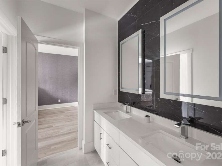 2103 Saddleridge Drive, Waxhaw, NC 28173.  MLS# CAR4305035, YatesRealty ID 723. Jack-and-Jill Bathroom