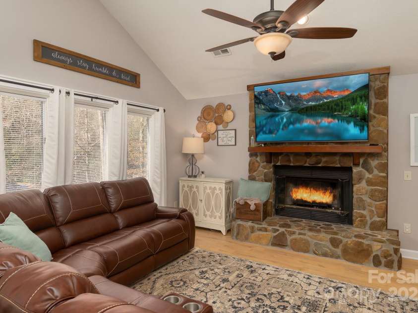 100 Donna Drive, Franklin, NC 28734.  MLS# CAR4268376, YatesRealty ID 7231. 