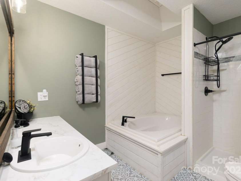 100 Donna Drive, Franklin, NC 28734.  MLS# CAR4268376, YatesRealty ID 7231. 