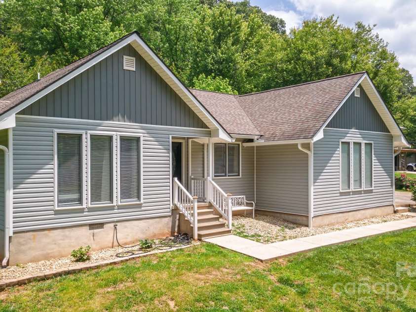 100 Donna Drive, Franklin, NC 28734.  MLS# CAR4268376, YatesRealty ID 7231. 