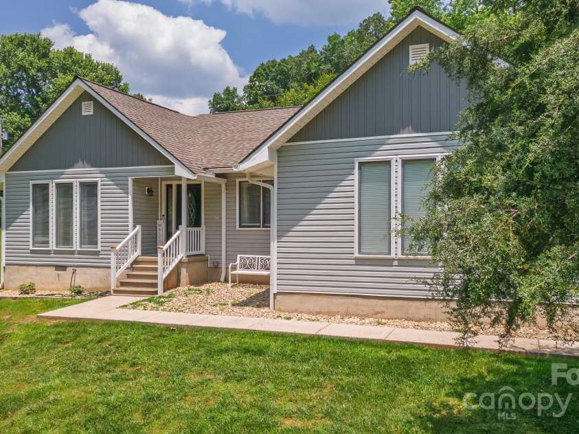 100 Donna Drive, Franklin, NC 28734.  MLS# CAR4268376, YatesRealty ID 7231. 