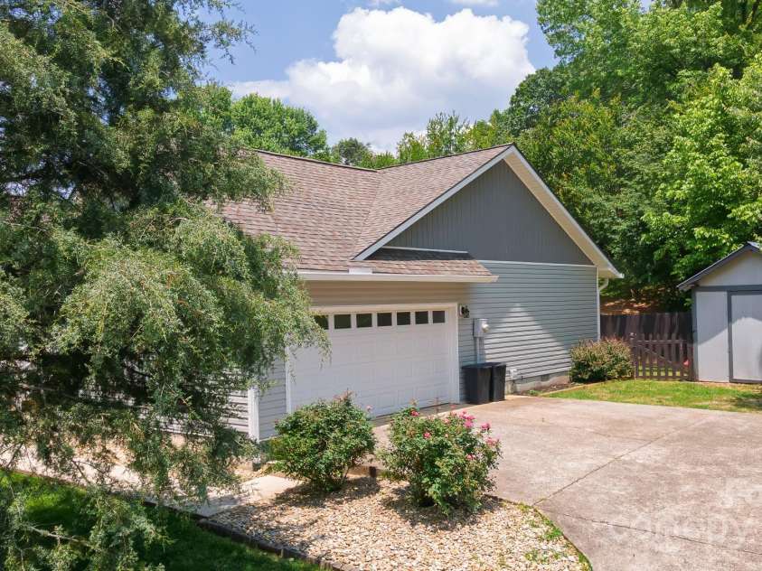 100 Donna Drive, Franklin, NC 28734.  MLS# CAR4268376, YatesRealty ID 7231. 