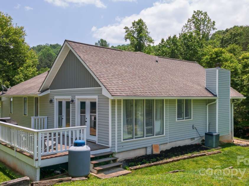 100 Donna Drive, Franklin, NC 28734.  MLS# CAR4268376, YatesRealty ID 7231. 