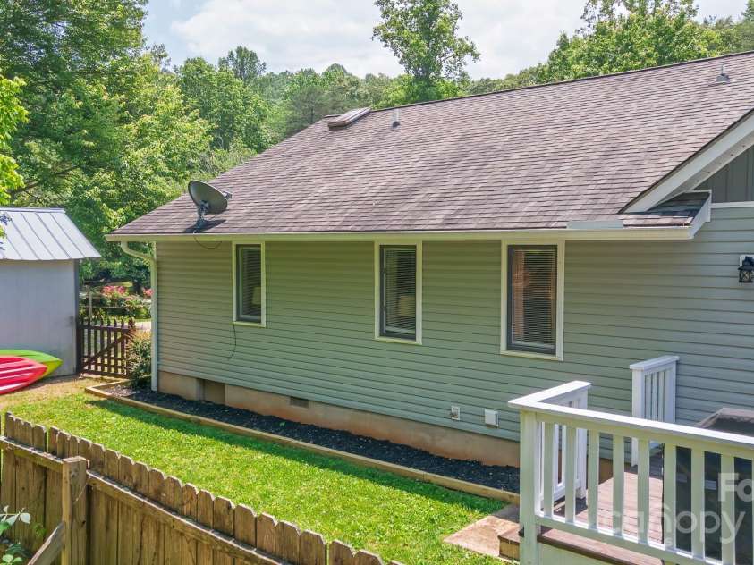 100 Donna Drive, Franklin, NC 28734.  MLS# CAR4268376, YatesRealty ID 7231. 
