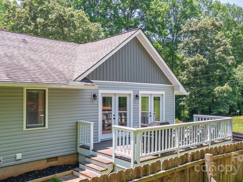 100 Donna Drive, Franklin, NC 28734.  MLS# CAR4268376, YatesRealty ID 7231. 