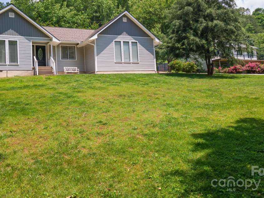100 Donna Drive, Franklin, NC 28734.  MLS# CAR4268376, YatesRealty ID 7231. 