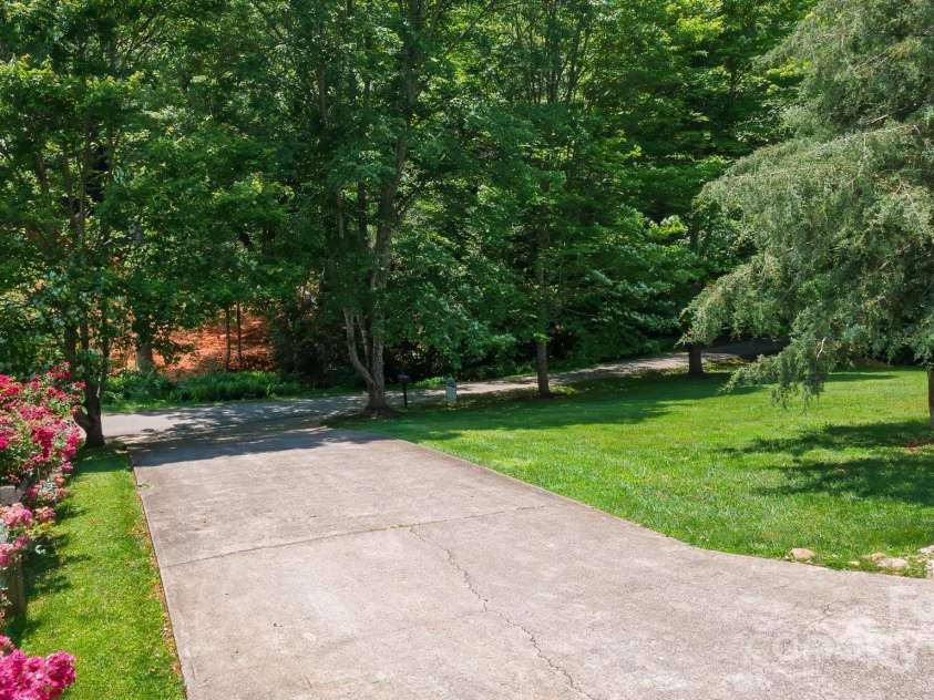 100 Donna Drive, Franklin, NC 28734.  MLS# CAR4268376, YatesRealty ID 7231. 