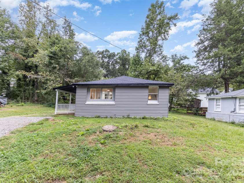 5825 Greene Street, Charlotte, NC 28269.  MLS# CAR4229042, YatesRealty ID 7232. 