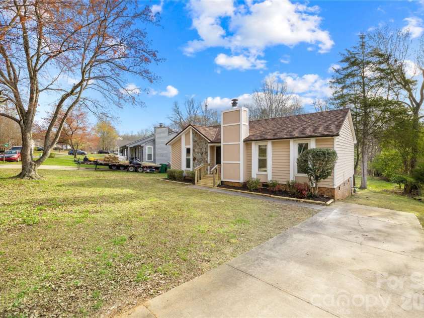 8122 Strawberry Point Drive, Charlotte, NC 28215.  MLS# CAR4357578, YatesRealty ID 7233. 