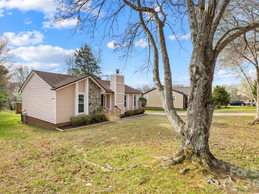 8122 Strawberry Point Drive, Charlotte, NC 28215.  MLS# CAR4357578, YatesRealty ID 7233. 