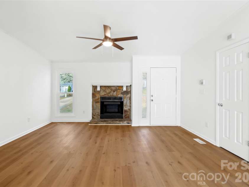8122 Strawberry Point Drive, Charlotte, NC 28215.  MLS# CAR4357578, YatesRealty ID 7233. 