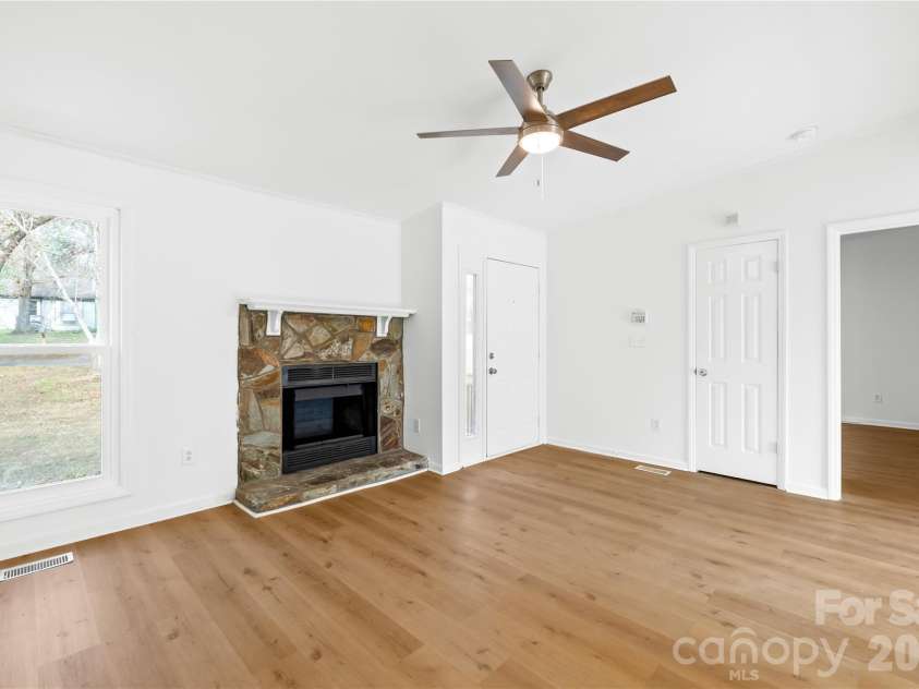 8122 Strawberry Point Drive, Charlotte, NC 28215.  MLS# CAR4357578, YatesRealty ID 7233. 